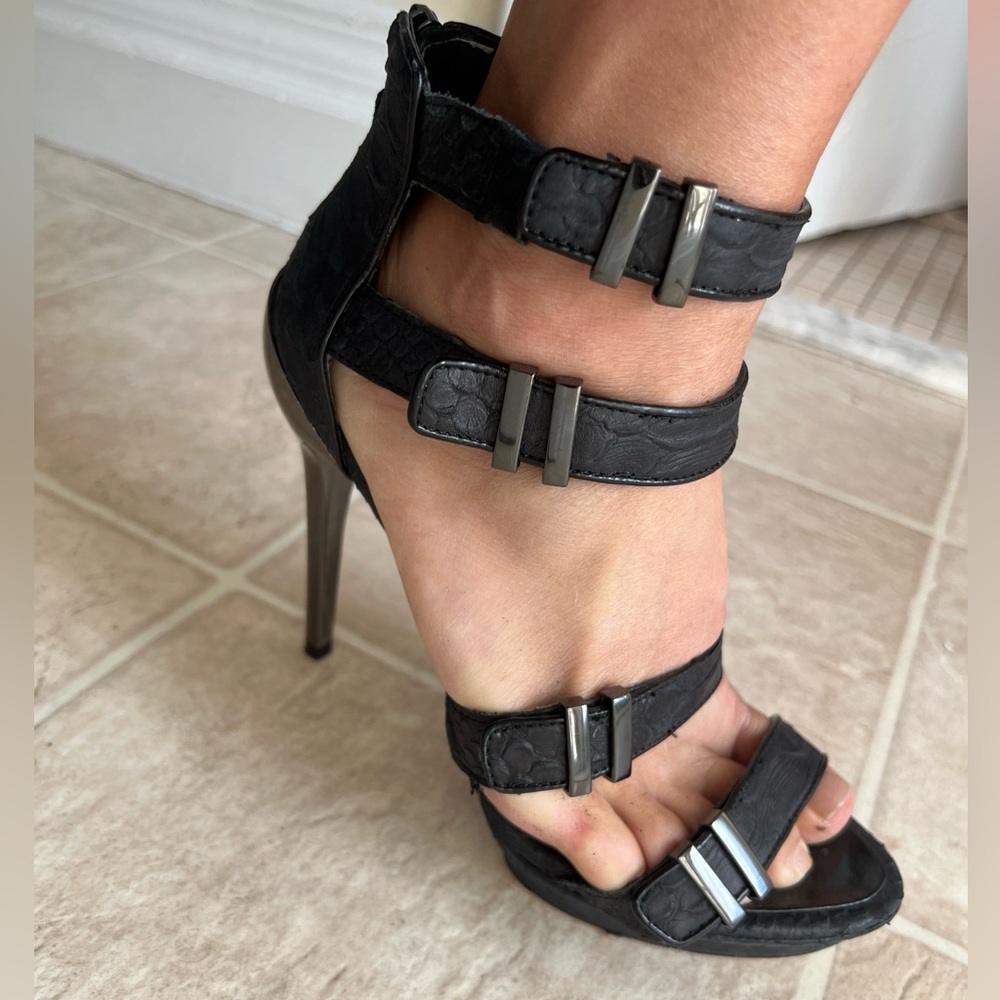=BCBG MAXAZRIA Black Platform Reptile Leather Heels W/ Black Chrome Accents 5.5
